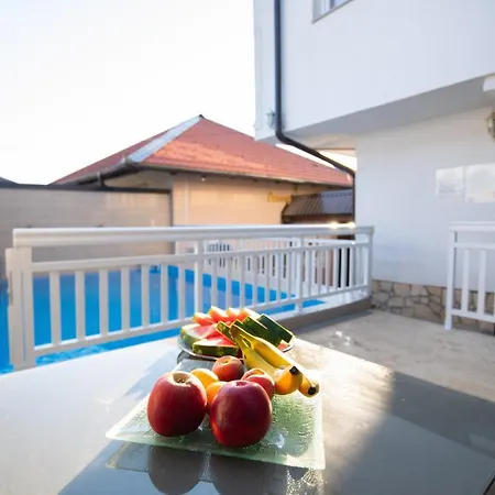 Luxury Apartment *