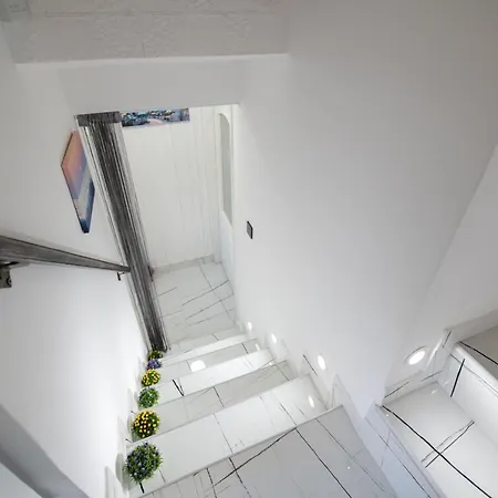 Luxury Apartment *
